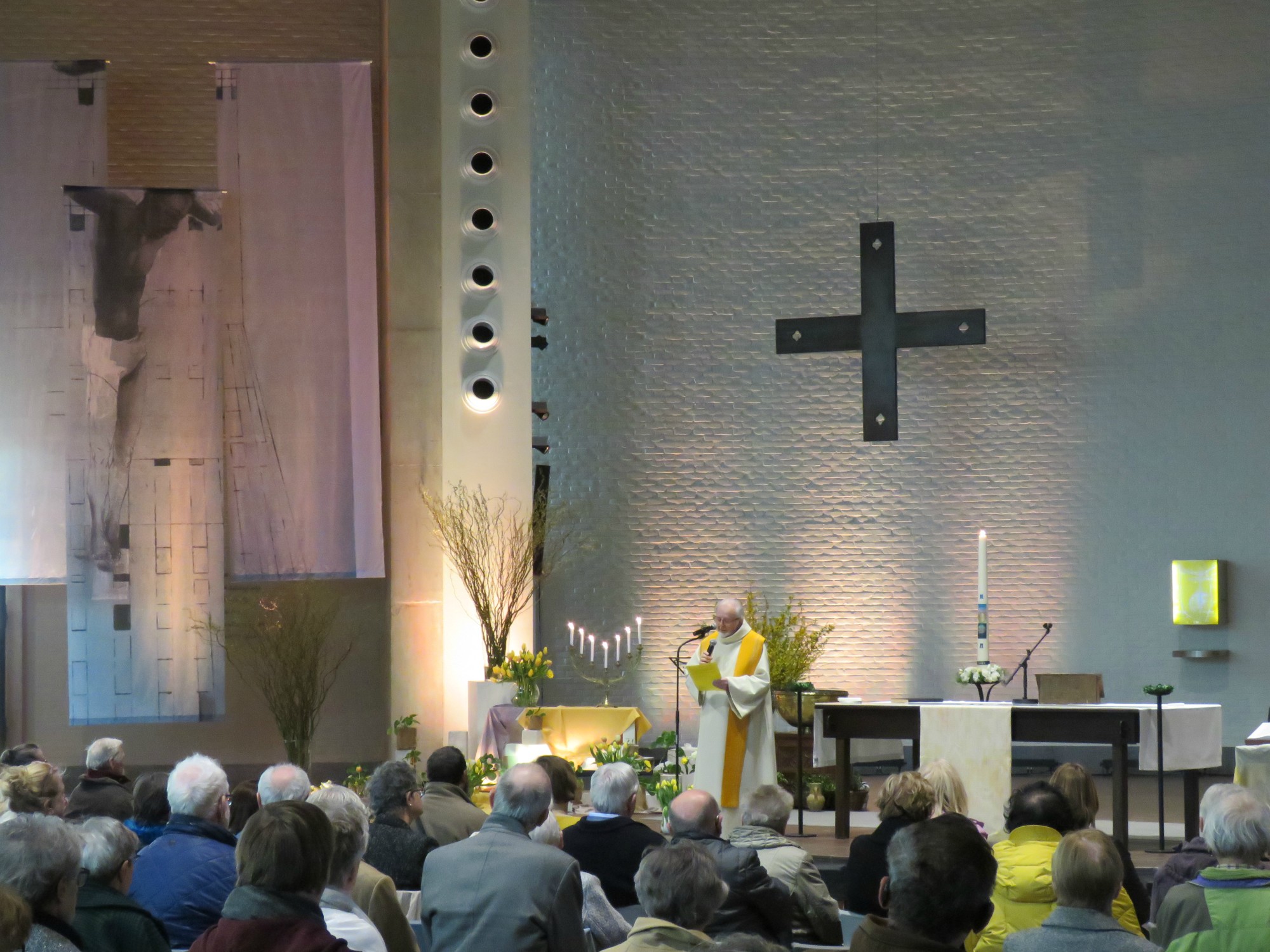 Pasen | Paaseieren rapen | Voorganger priester Paul Scheelen | Sint-Anna-ten-Drieënparochie, Antwerpen Linkeroever